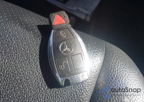 2011 Mercedes-Benz C 300 Luxury 4Matic/Sport 4Matic z USA, uszkodzony, nr VIN WDDGF8BB0BR166744